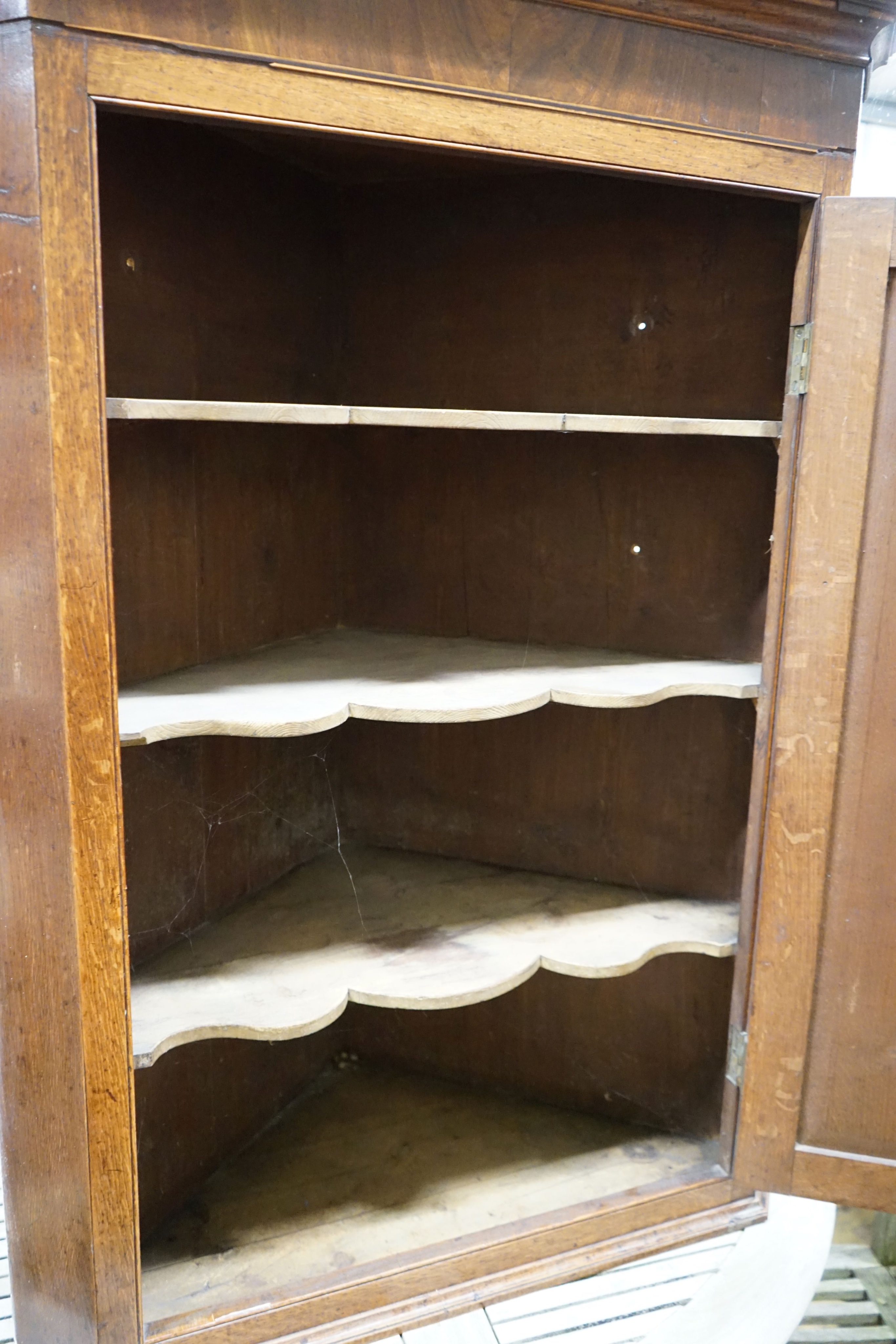 A George III mahogany banded oak hanging corner cabinet, width 82cm, depth 42cm, height 116cm